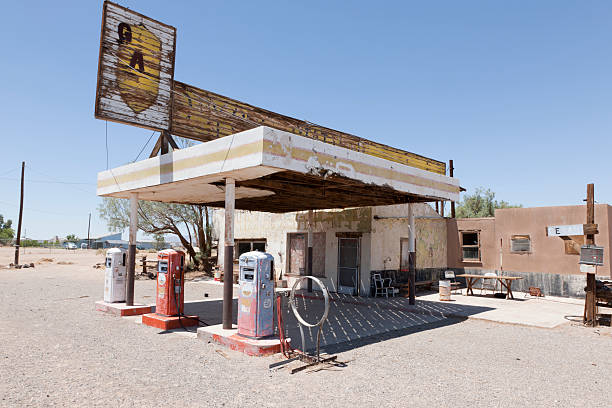 opuszczony stacja benzynowa przy trasie 66, pustynia - station gasoline old fuel pump zdjęcia i obrazy z banku zdjęć