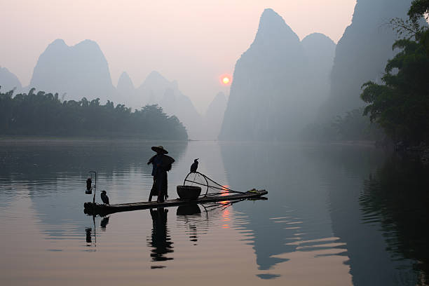 los pescadores de la pesca - xingping fotografías e imágenes de stock