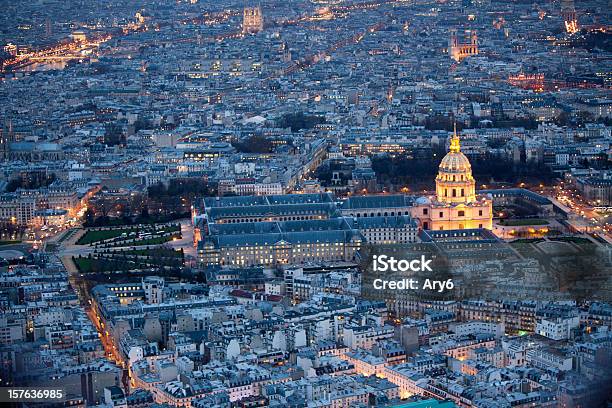 Vista Aerea Di Parigi Dalla Torre Eiffel Francia - Fotografie stock e altre immagini di Ambientazione esterna - Ambientazione esterna, Capitali internazionali, Composizione orizzontale