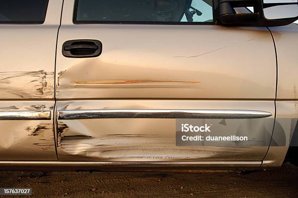 Camion Incidente - Fotografie stock e altre immagini di Graffiato - Graffiato, Sportello d'auto, Danneggiato