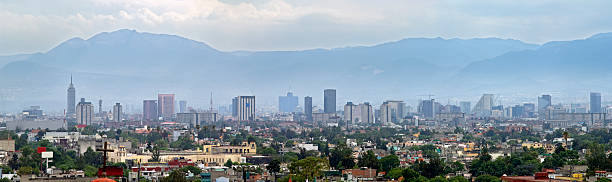 humo y niebla en panorama de la ciudad de méxico - smog mexico mexico city air pollution fotografías e imágenes de stock