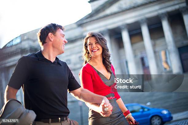 Escapada Urbana Casal - Fotografias de stock e mais imagens de Cidade - Cidade, 40-44 anos, Anoitecer