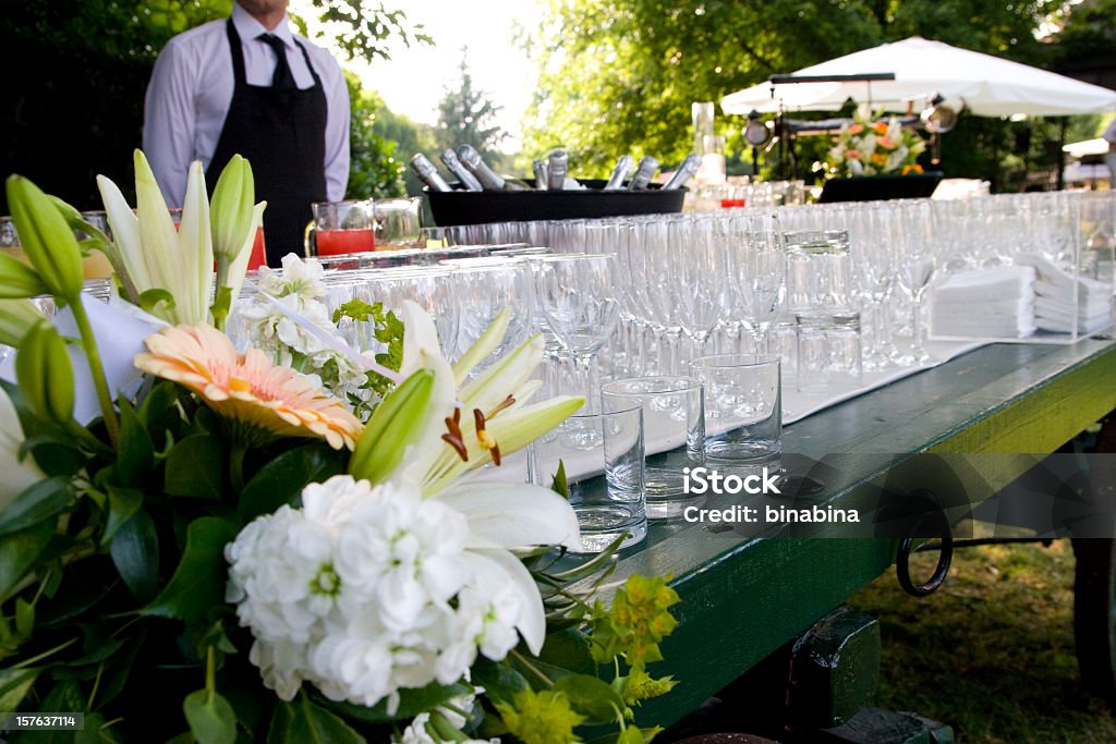 Kelner podanie na wesele - Zbiór zdjęć royalty-free (Dostawca cateringowy)