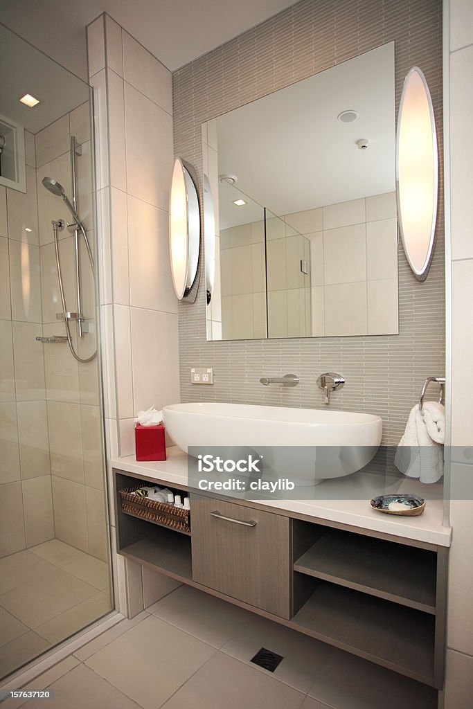 Baño moderno diseño - Foto de stock de Espejo de baño libre de derechos