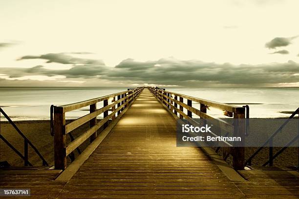 Fußgängerbrücke Stockfoto und mehr Bilder von Brücke - Brücke, Sepia, Abenddämmerung