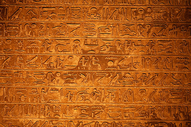 jeroglíficos - egyptian hieroglyphs fotografías e imágenes de stock