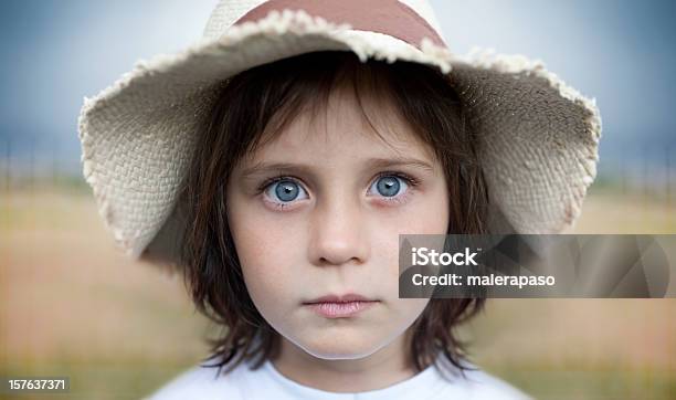 Niña Con Ojos Foto de stock y más banco de imágenes de 6-7 años - 6-7 años, Ansiedad, Niños