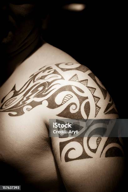 Hombre Con Tatoo Foto de stock y más banco de imágenes de Bíceps - Bíceps, Ta Moko, Tatuaje