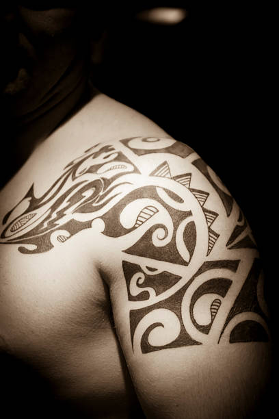 человек с tatoo - muscular build men tattoo human arm стоковые фото и изображения