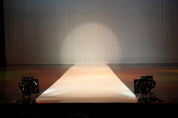 Palco vazio catewalk luzes - foto de acervo