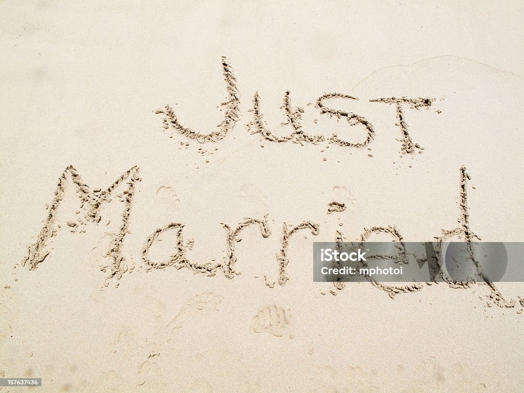 Frisch verheiratet in den Sand stecken - Lizenzfrei Einzelwort Stock-Foto