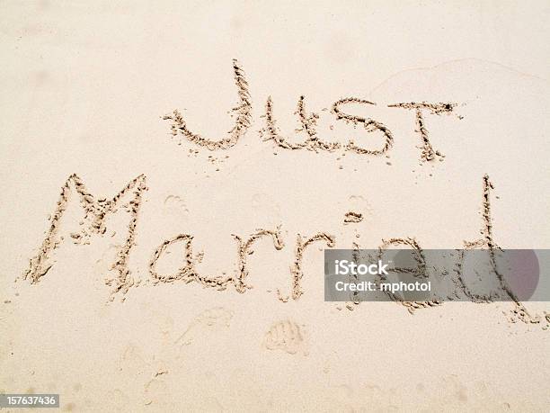 Frisch Verheiratet In Den Sand Stecken Stockfoto und mehr Bilder von Einzelwort - Einzelwort, Farbbild, Fotografie
