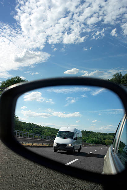 espelho de carro. imagem a cores - rear view mirror car mirror sun - fotografias e filmes do acervo