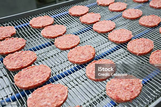Burger Auf Der Förderanlage Stockfoto und mehr Bilder von Fleisch - Fleisch, Fabrik, Speisen
