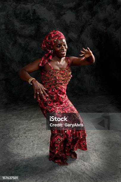 Photo libre de droit de Danseuse Femme Africaine Noire banque d'images et plus d'images libres de droit de Culture africaine - Culture africaine, D'origine africaine, Danser