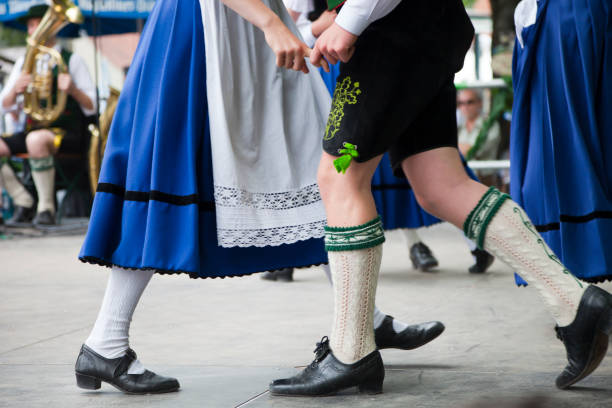 couple danse bavaroise de l'oktoberfest - lederhosen oktoberfest beer dancing photos et images de collection