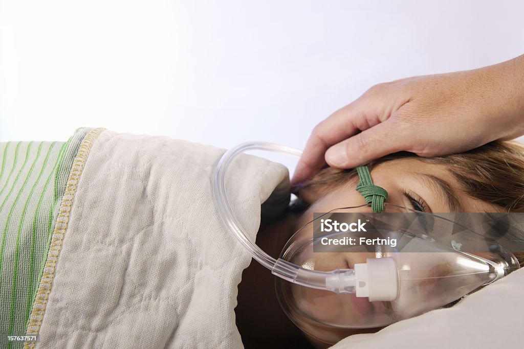 Petit enfant à l'hôpital avec respirator - Photo de Enfant libre de droits