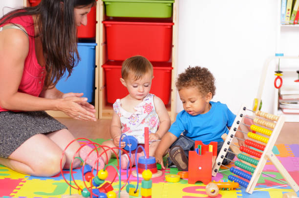 biracial bebé niño y su colega con playtime - plastic ring fotografías e imágenes de stock