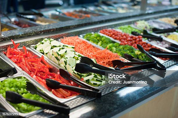 Salatbar Stockfoto und mehr Bilder von Salatbüffet - Salatbüffet, Büfett, Salat - Speisen