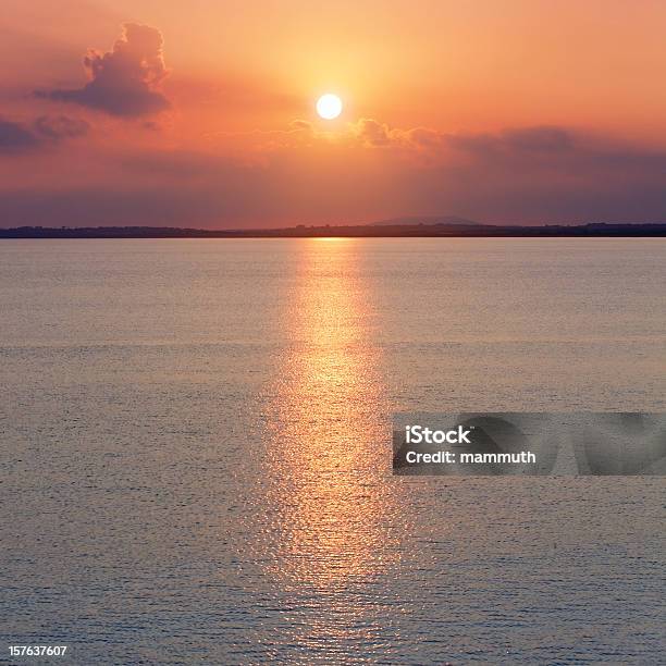 Puesta De Sol En El Mar Foto de stock y más banco de imágenes de Agua - Agua, Arriba de, Puesta de sol