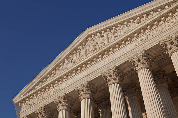 uguale giustizia sensi di legge - column corinthian government building federal building foto e immagini stock