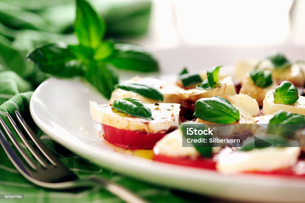 Fresca Insalata caprese, mozzarella e pomodoro deliziosi bas - Foto stock royalty-free di Aceto