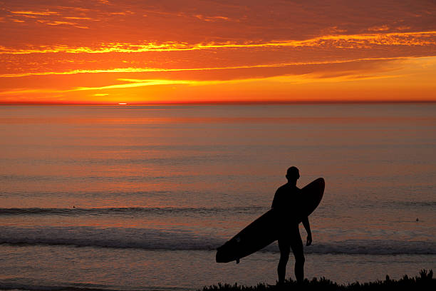 lone surfisti guardando il tramonto - la jolla cove foto e immagini stock