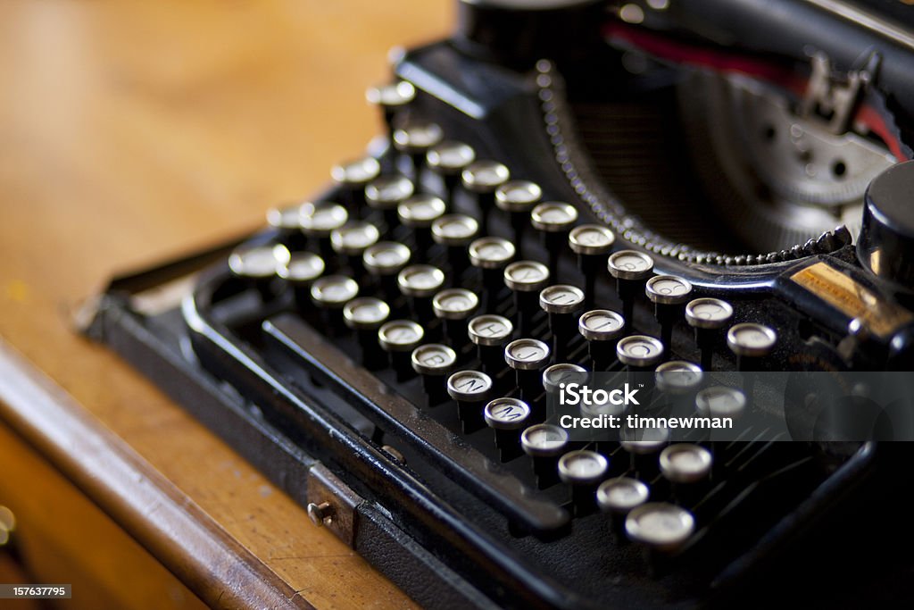Primer plano de máquina de escribir - Foto de stock de 1930-1939 libre de derechos