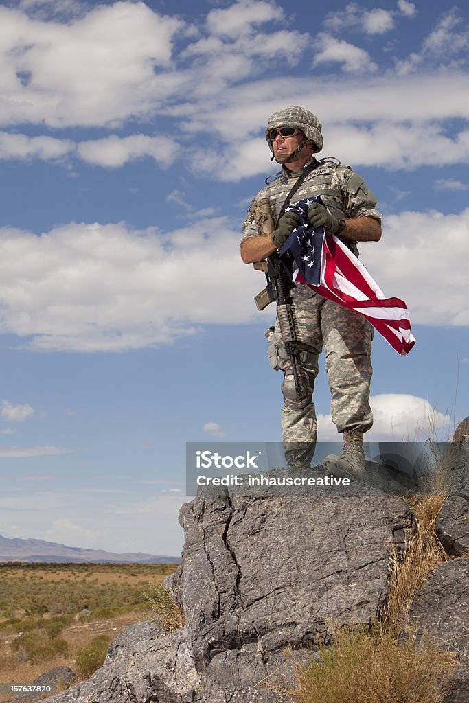 Operaciones Soldier especial, con una bandera estadounidense - Foto de stock de Día de los veteranos en Estados Unidos libre de derechos