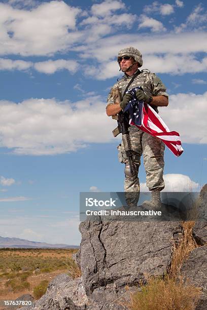 Operaciones Soldier Especial Con Una Bandera Estadounidense Foto de stock y más banco de imágenes de Día de los veteranos en Estados Unidos