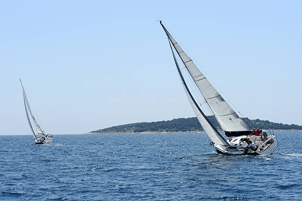 zwei segelboote compeeting während der regatta - rope rigging nautical vessel day stock-fotos und bilder