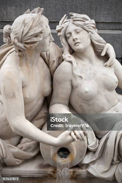 Dwie Kobiety Obejmować - zdjęcia stockowe i więcej obrazów Statua - Statua, Kultura grecka, Starożytny grecki