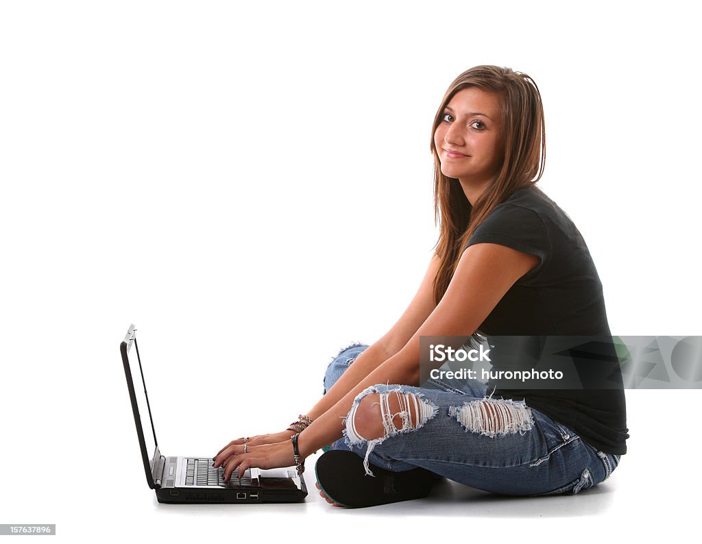 Jovem mulher tyoing no computador - Foto de stock de Laptop royalty-free