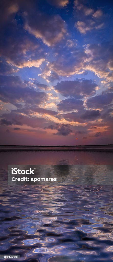 Blue Orange Morgen Wolkengebilde mit abstrakten Wasser Oberfläche - Lizenzfrei Goldfarbig Stock-Foto