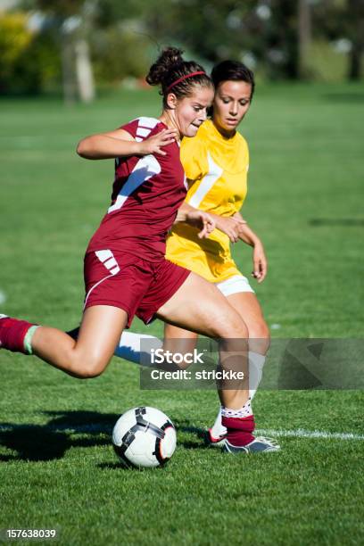 Weibliche Fußball Spieler Von Verteidiger Stockfoto und mehr Bilder von Frauen - Frauen, Fußballmannschaft, Aktivitäten und Sport