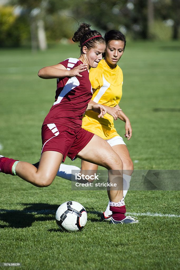 Jugador de fútbol femenino de los recesos de defensa - Foto de stock de Equipo de fútbol libre de derechos