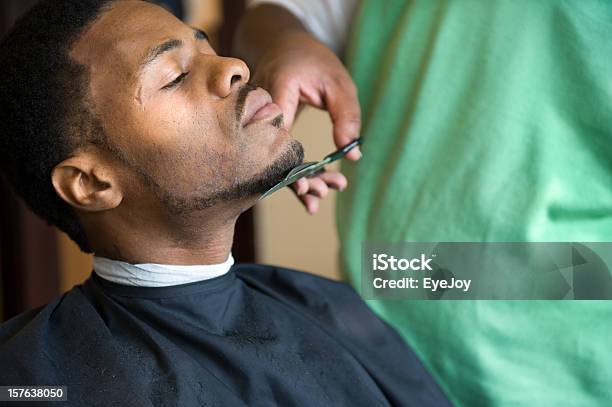Americano Africano Barbiere Finitura - Fotografie stock e altre immagini di Negozio del barbiere - Negozio del barbiere, Popolo di discendenza africana, Barbiere