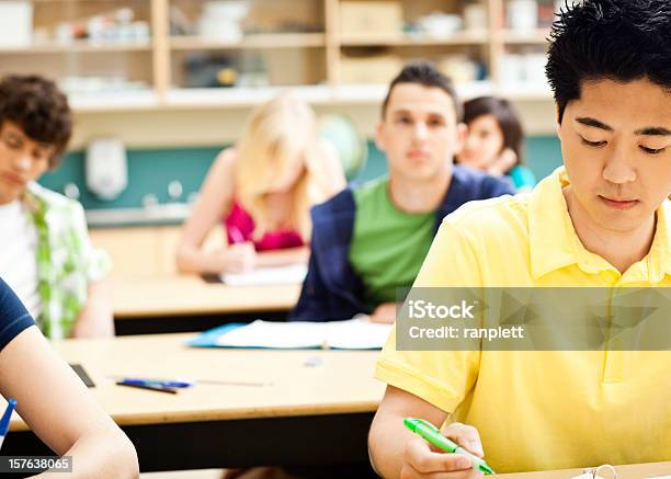 Trabalho Duro Alunos De Liceu - Fotografias de stock e mais imagens de Adolescente - Adolescente, Adolescência, Aprender