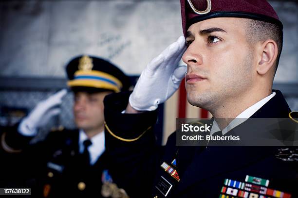 Soldier De Salute Foto de stock y más banco de imágenes de Hacer el saludo militar - Hacer el saludo militar, Veterano de Guerra, Monumento conmemorativo