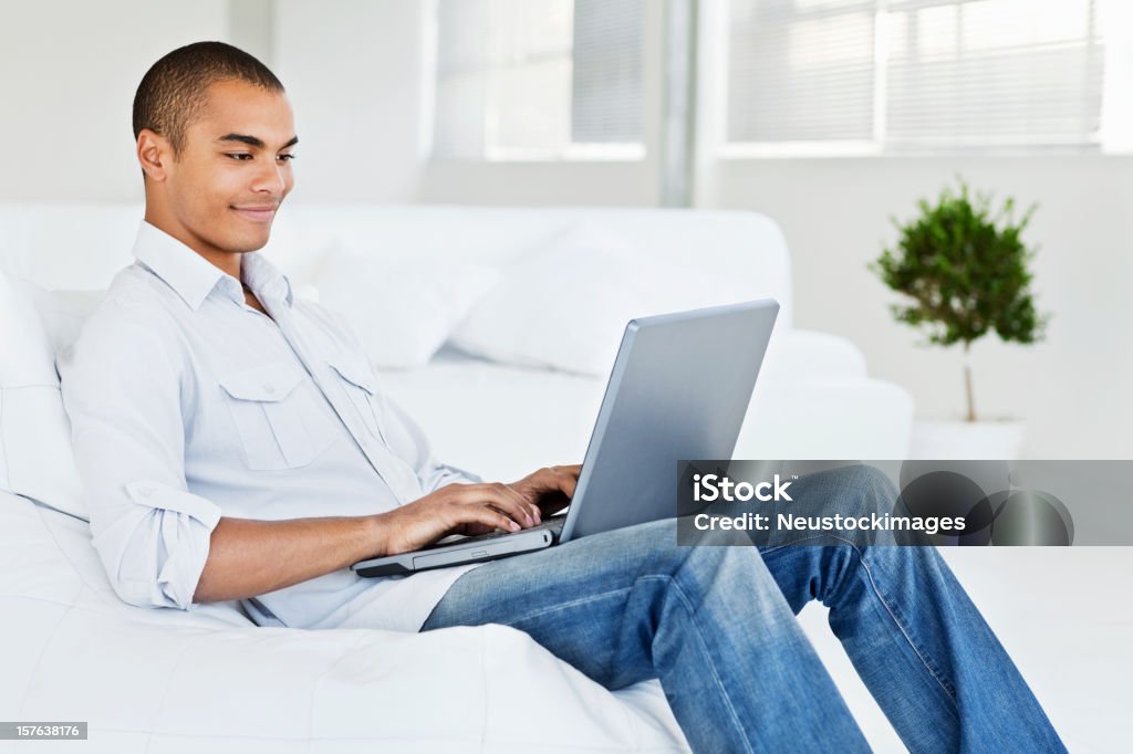 Jovem trabalhando no Laptop em casa - Foto de stock de 20 Anos royalty-free