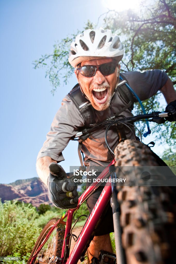 Entusiasta di Mountain bike - Foto stock royalty-free di Andare in mountain bike