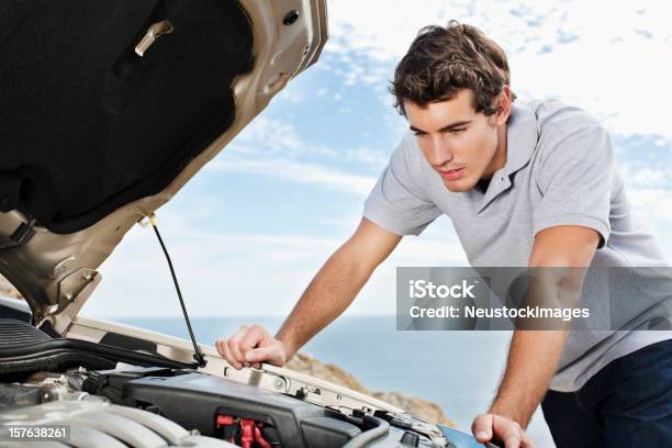 Hombre Mirando Con Carcasa Foto de stock y más banco de imágenes de Coche - Coche, Hombres, Roto