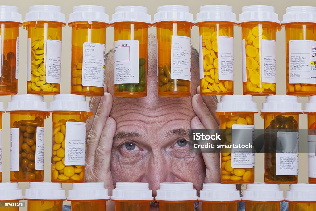 老人男性が沈んで列の処方薬 - カプセル剤のロイヤリティフリーストックフォト