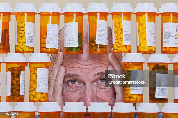 老人男性が沈んで列の処方薬 - カプセル剤のストックフォトや画像を多数ご用意 - カプセル剤, 錠剤, シニア世代