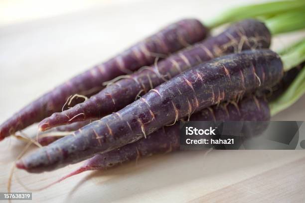 Roxo Cenouras - Fotografias de stock e mais imagens de Cenoura - Cenoura, Roxo, Legumes