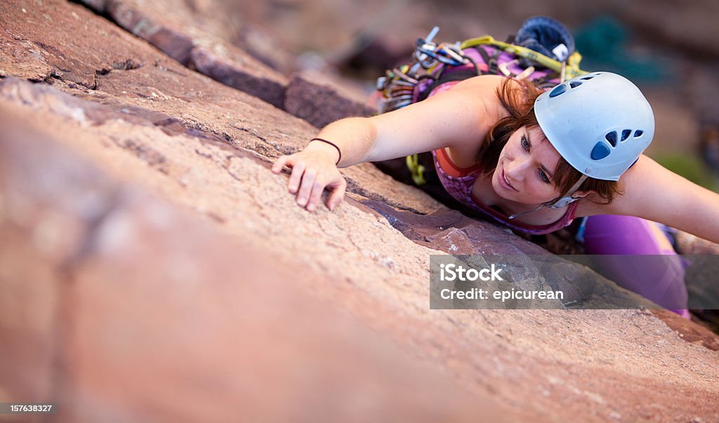 Jeune femme d'une voie d'escalade, dans le Colorado - Photo de Activité de loisirs libre de droits