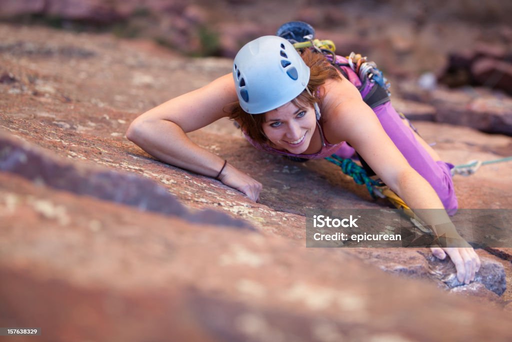 Mujer joven que una escalada la route en Colorado - Foto de stock de 20 a 29 años libre de derechos