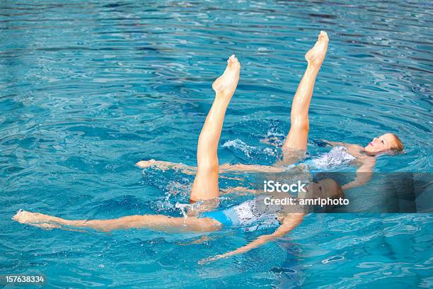 Nogi Dziewczyny Z Symetrią Pływanie Synchroniczne - zdjęcia stockowe i więcej obrazów Pływanie synchroniczne - Pływanie synchroniczne, Aktywny tryb życia, Basen