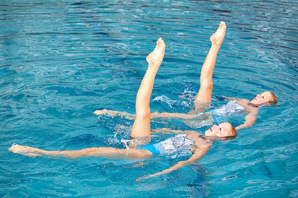 perna simetria de natação sincronizada meninas - synchronized swimming swimming sport symmetry - fotografias e filmes do acervo