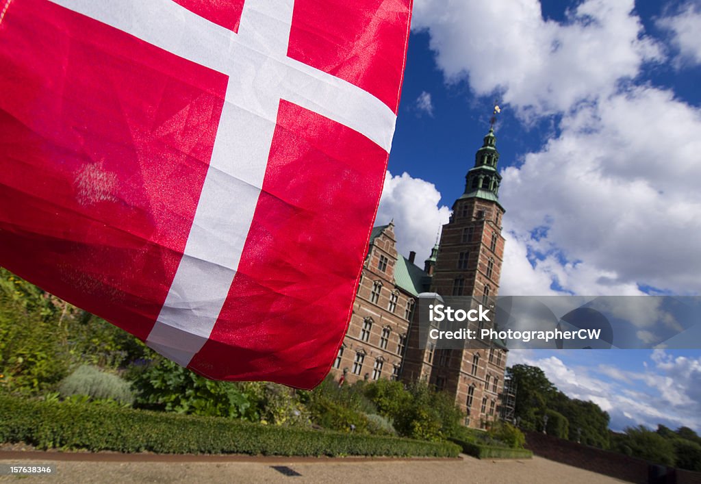 Bandeira Dinamarquesa e Castelo de Rosenborg - Foto de stock de Azul royalty-free